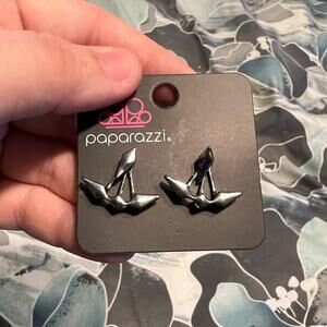 NWT Paparazzi gray stud earrings